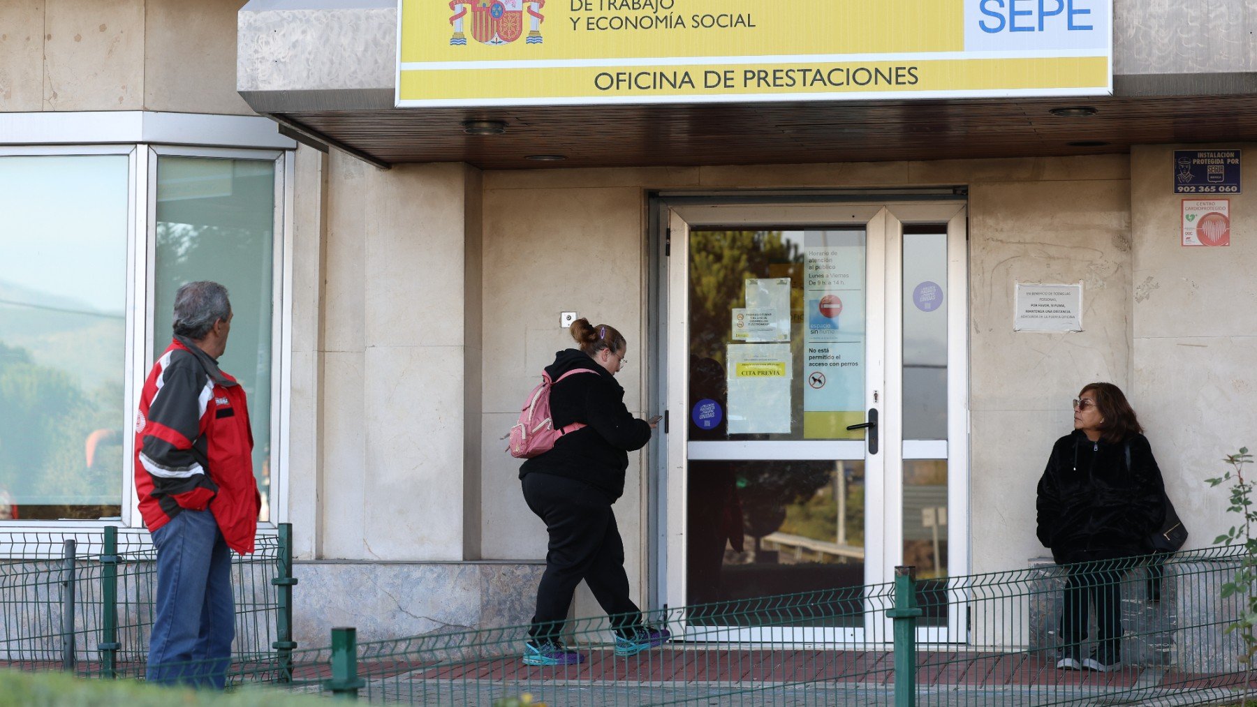 Un grupo de personas entra en una oficina del SEPE. (EP)