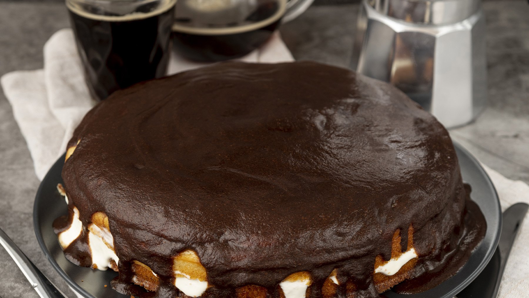 Tarta con chocolate glaseado. Foto: Freepik.