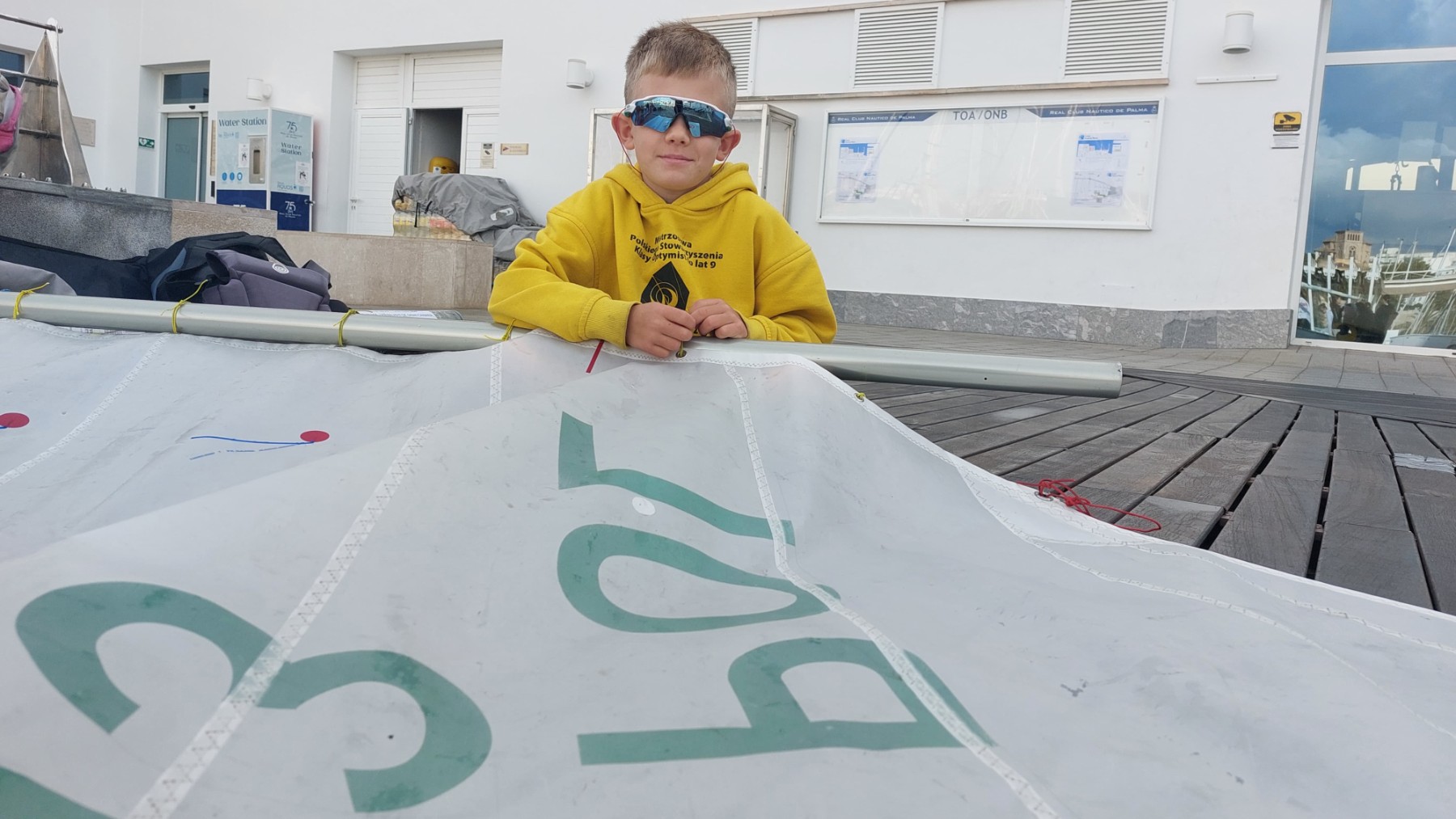 Un joven participante prepara su material antes de hacerse a la mar.