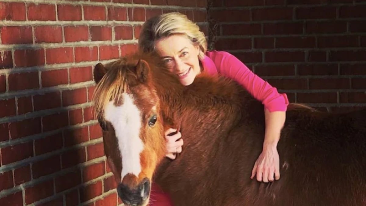 Von der Leyen posa con su poni Dolly en un post de Instagram