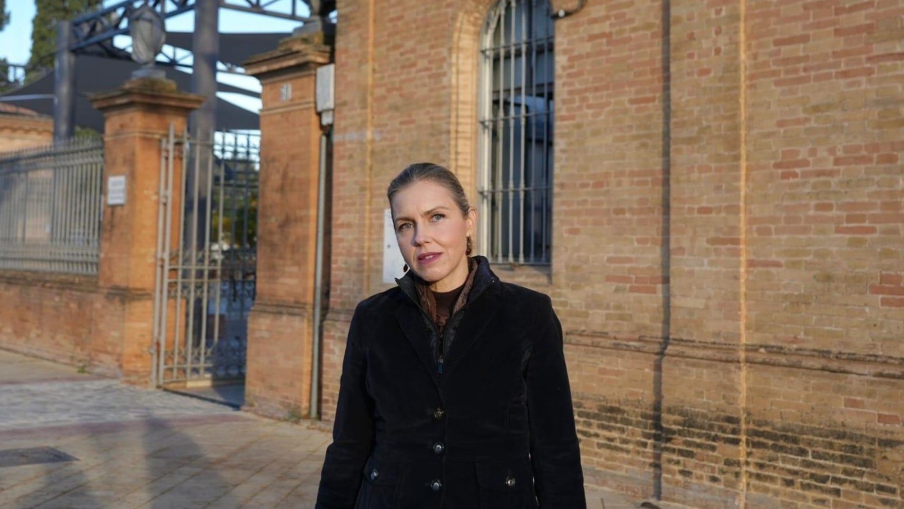 Cristina Peláez, portavoz de Vox Sevilla, en el cementerio de San Fernando.