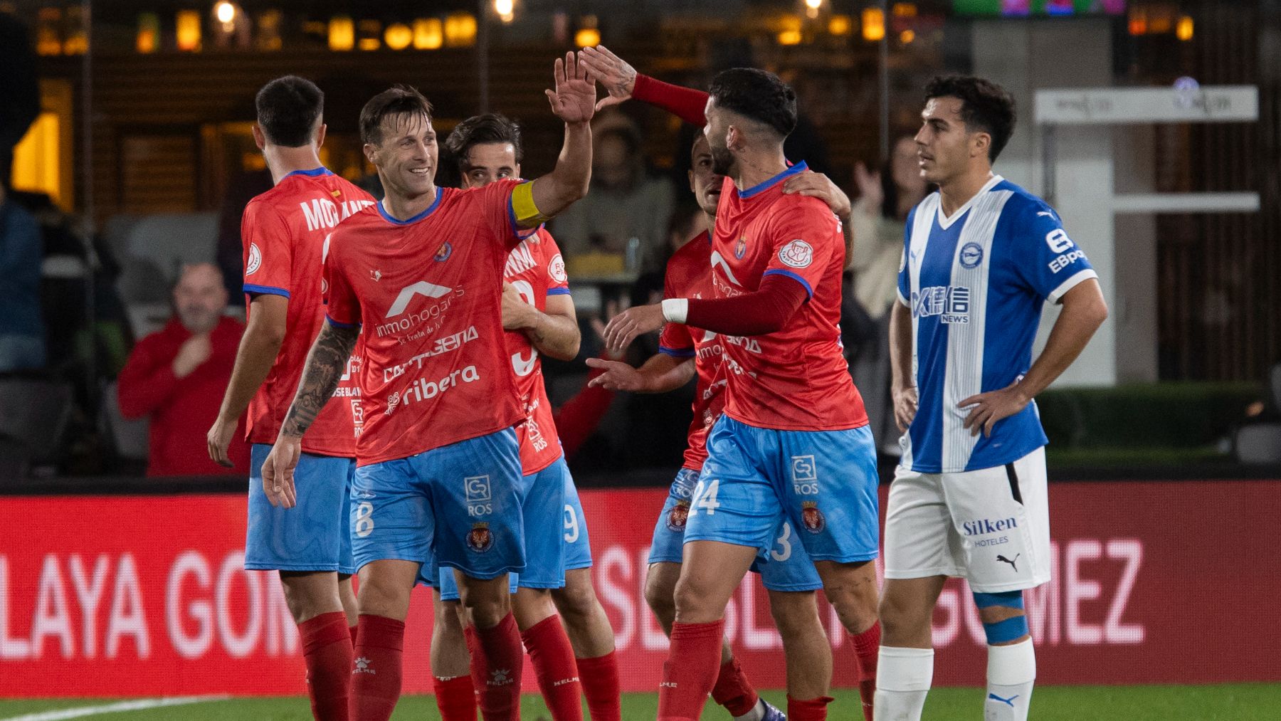 Los jugadores del Deportivo Minera celebran un gol ante el Alavés. (EFE)