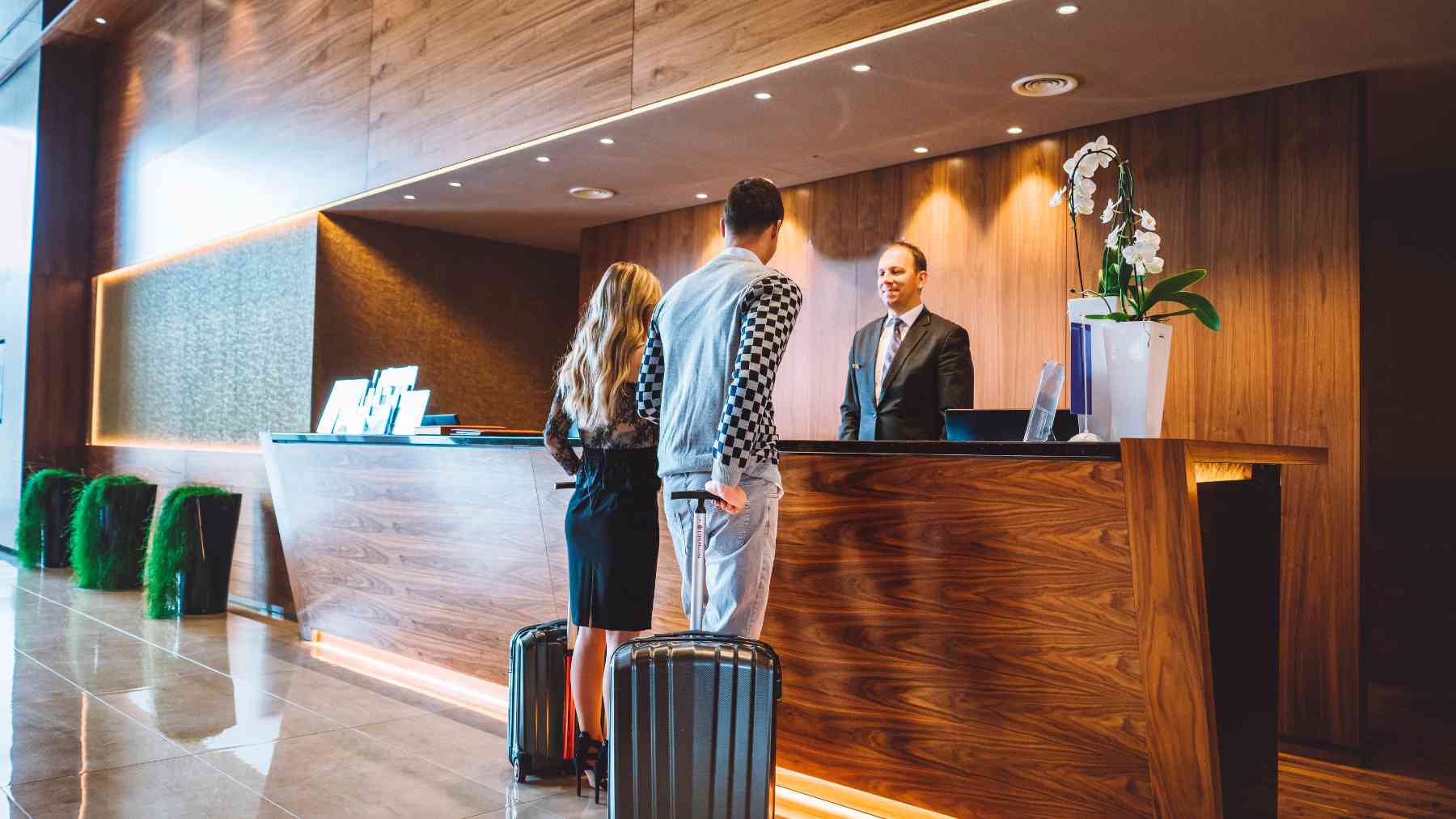 Una pareja registrándose en el hotel.