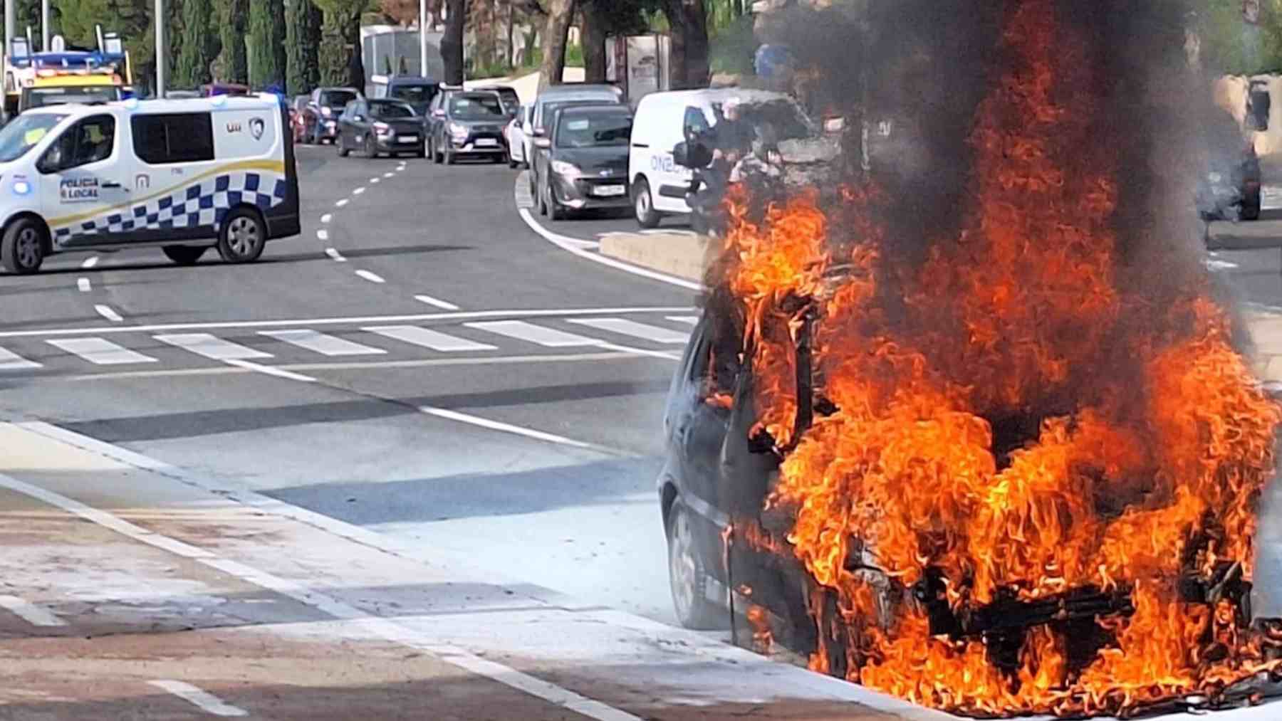 El vehículo calcinado en la calle Jesús de Palma.