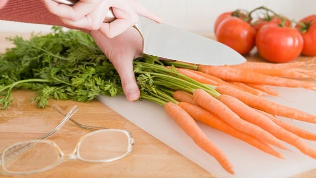 Sólo necesitas una zanahoria: el truco que usan en EEUU para reutilizar el aceite después de freír