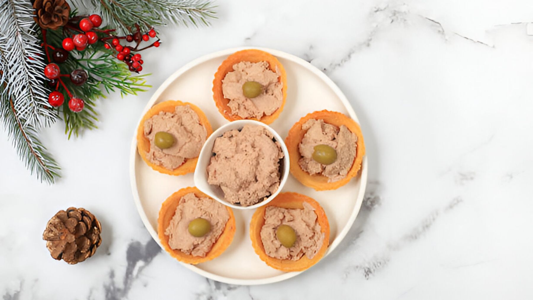 Plato de patés en Navidad.