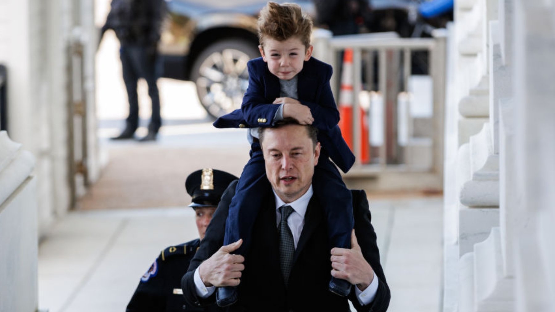 Elon Musk con su hijo a hombros entrando al Capitolio. (Getty Images)