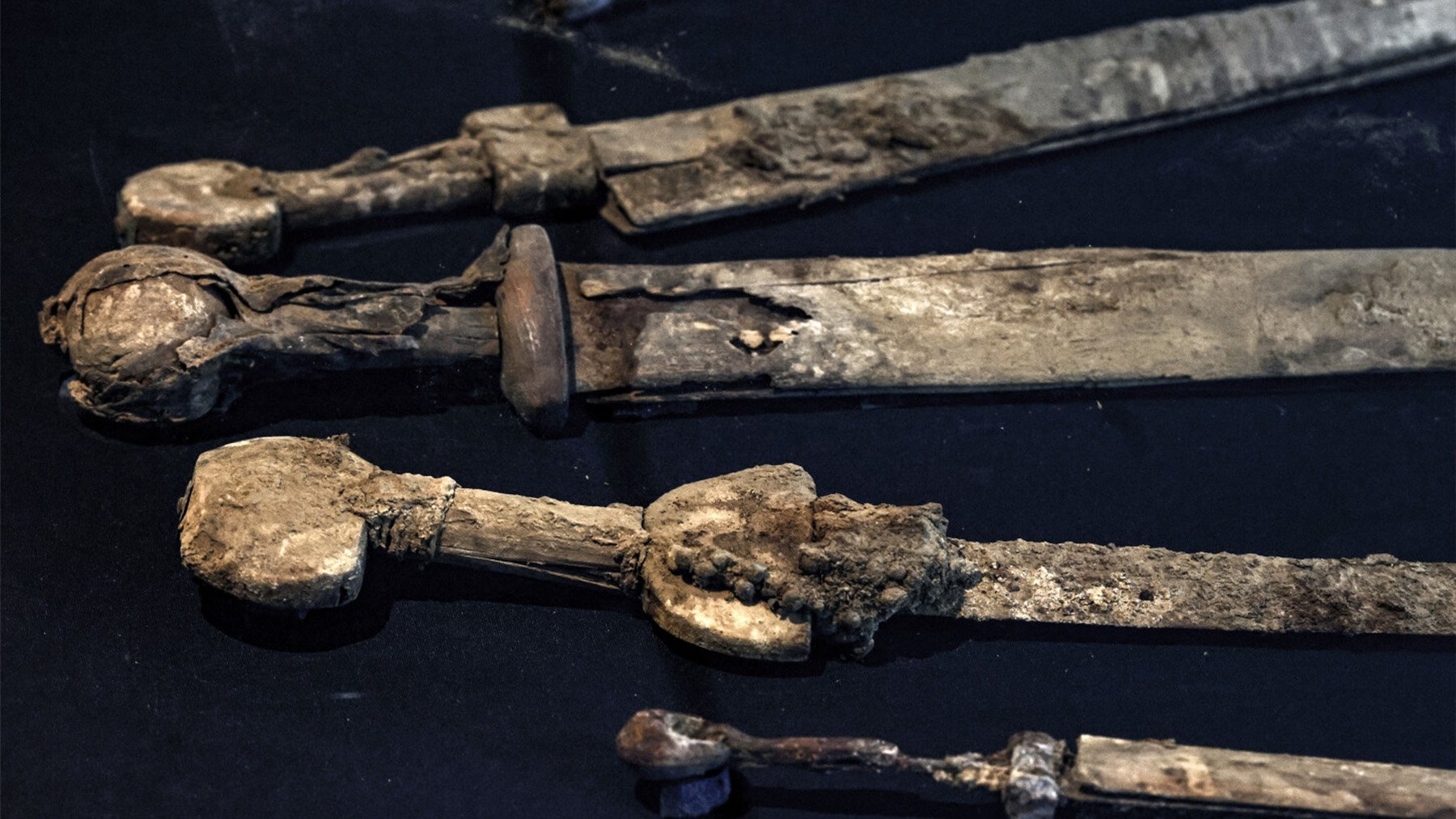 Espadas romanas encontradas en el Mar Muerto. Foto: AFP.