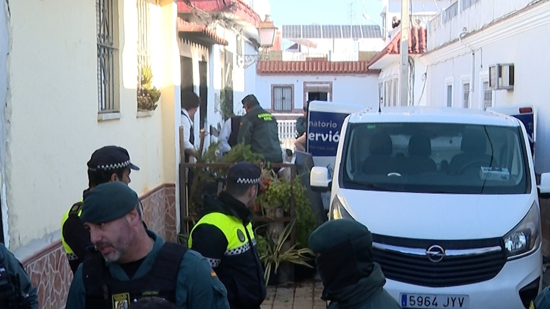 Agentes de Policía Local y Guardia Civil en el lugar del suceso. (Foto: EP)