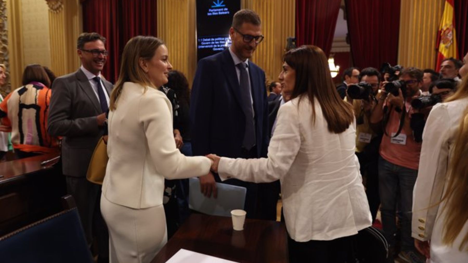 Marga Prohens saluda a la portavoz de Vox, Manuela Cañadas, en el Parlament.