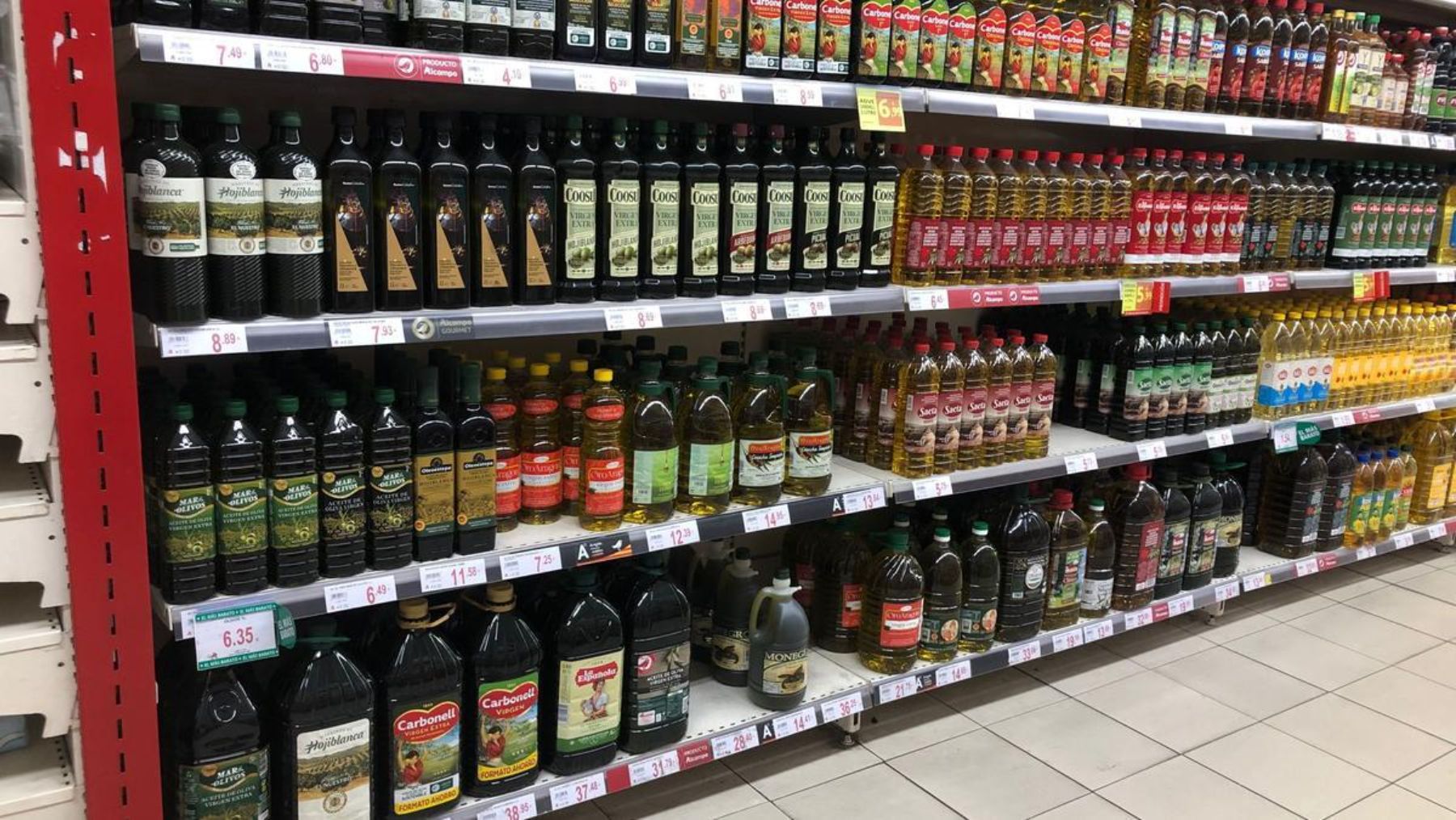 Botellas de aceite de oliva en un supermercado.