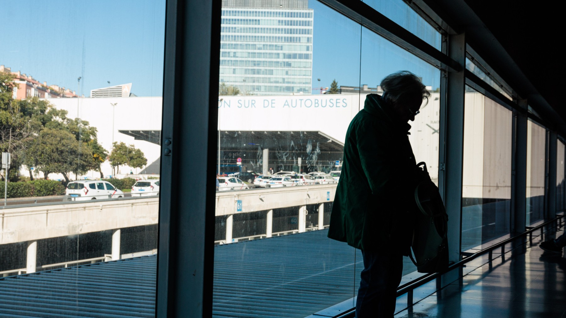 Una persona espera en una estación de autobús. (EP)