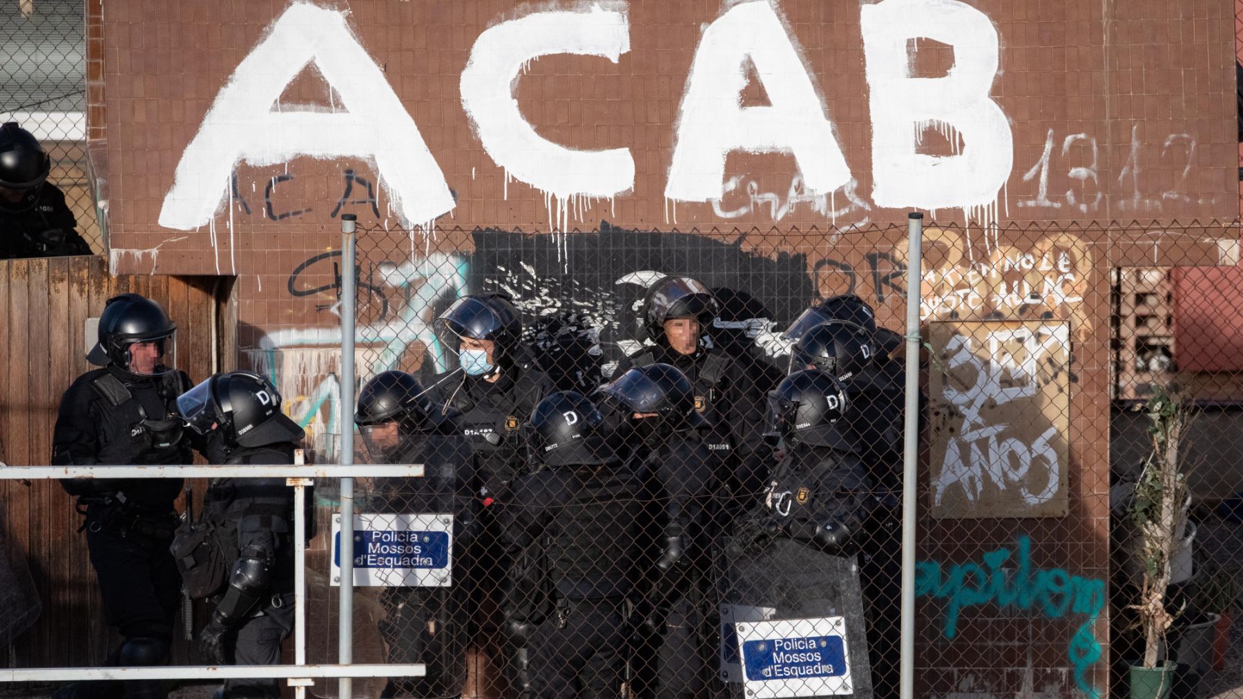 Los Mossos entran en un edificio okupado. (EP)