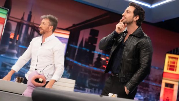 Pablo Motos y Aaron Taylor-Johnson en El Hormiguero. (Atresmedia)