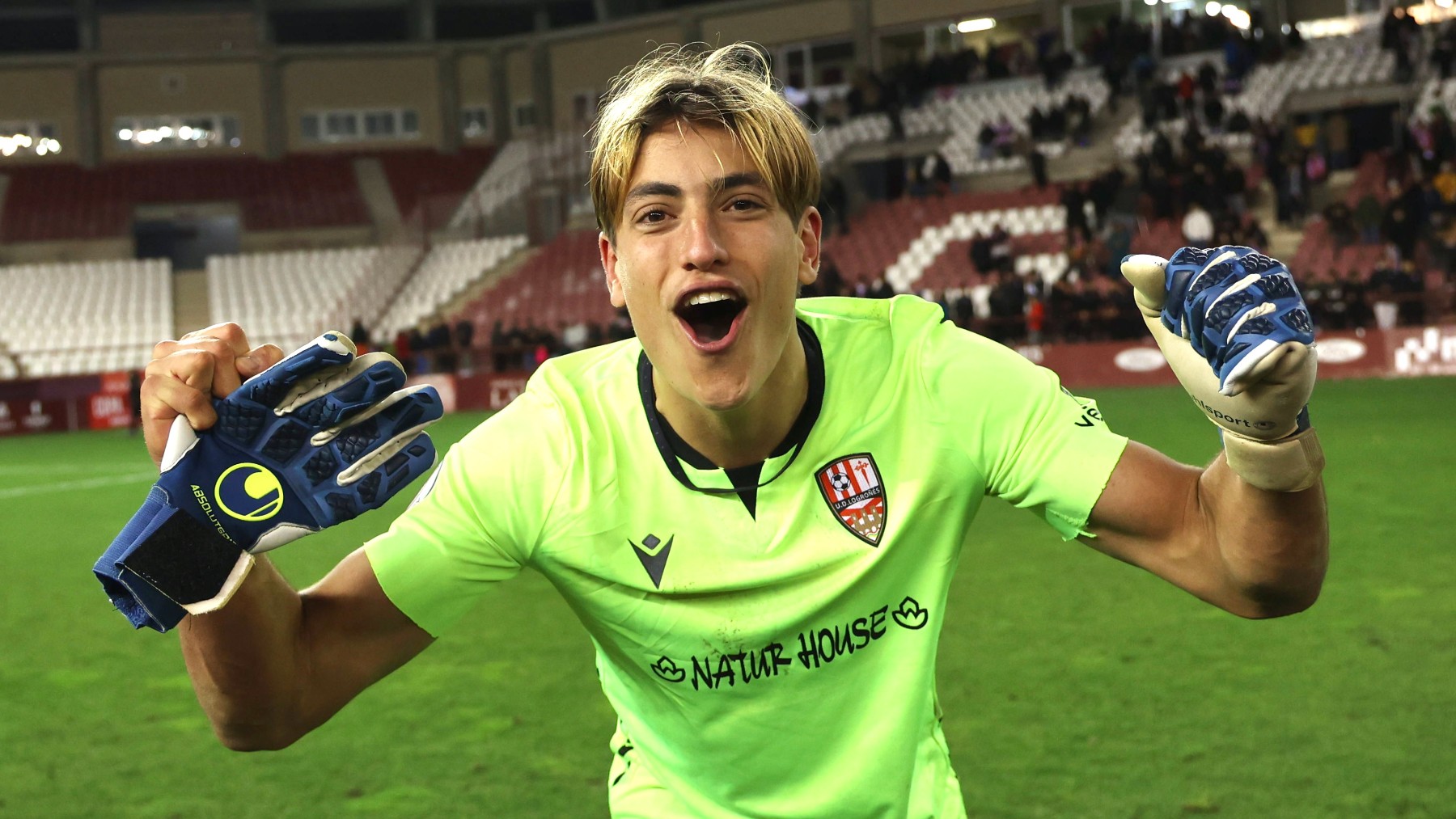 Pol Arnau, vestido de portero, celebra la victoria en Copa ante el Girona. (EFE)