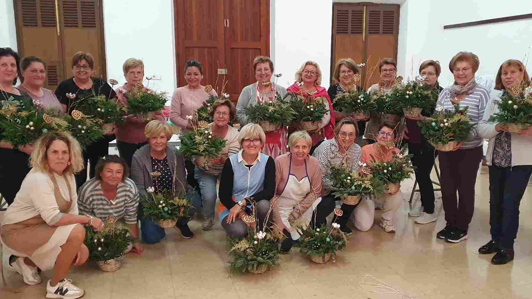 Más de 230 personas participan en los talleres de decoración navideña organizados por el Ayuntamiento de Santanyí.