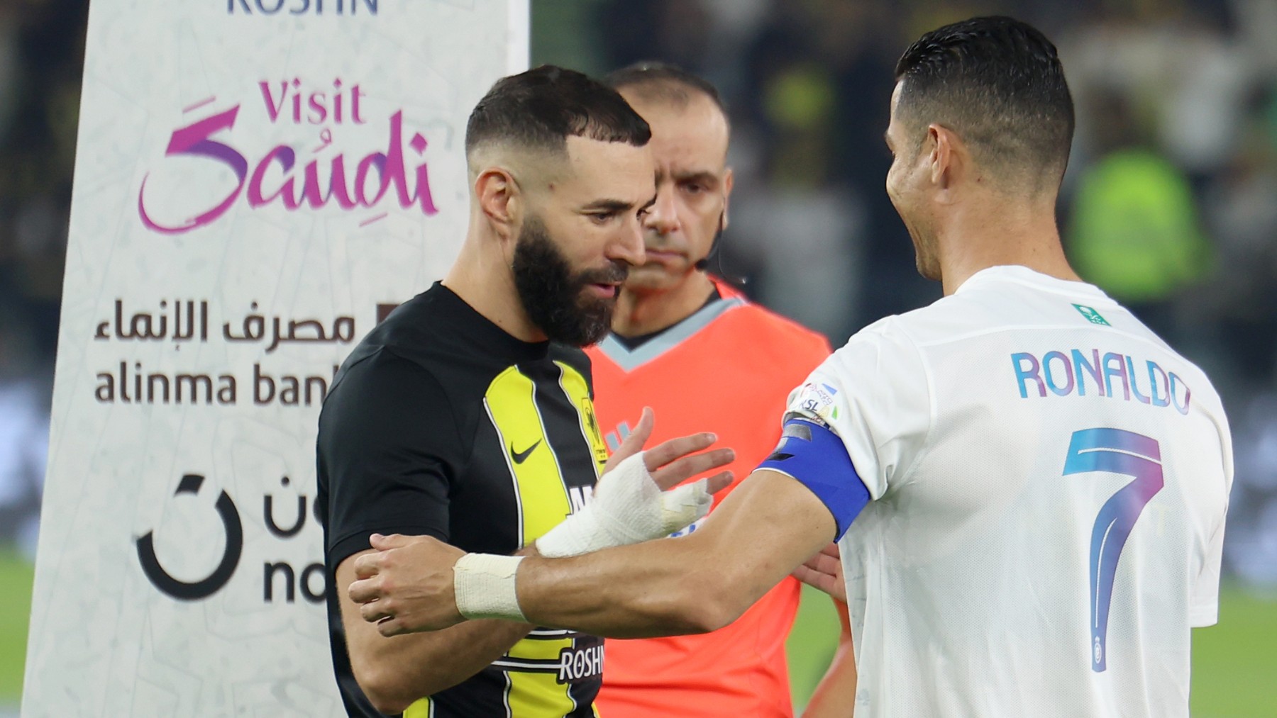 Cristiano y Benzema se saludan antes del partido. (Getty)