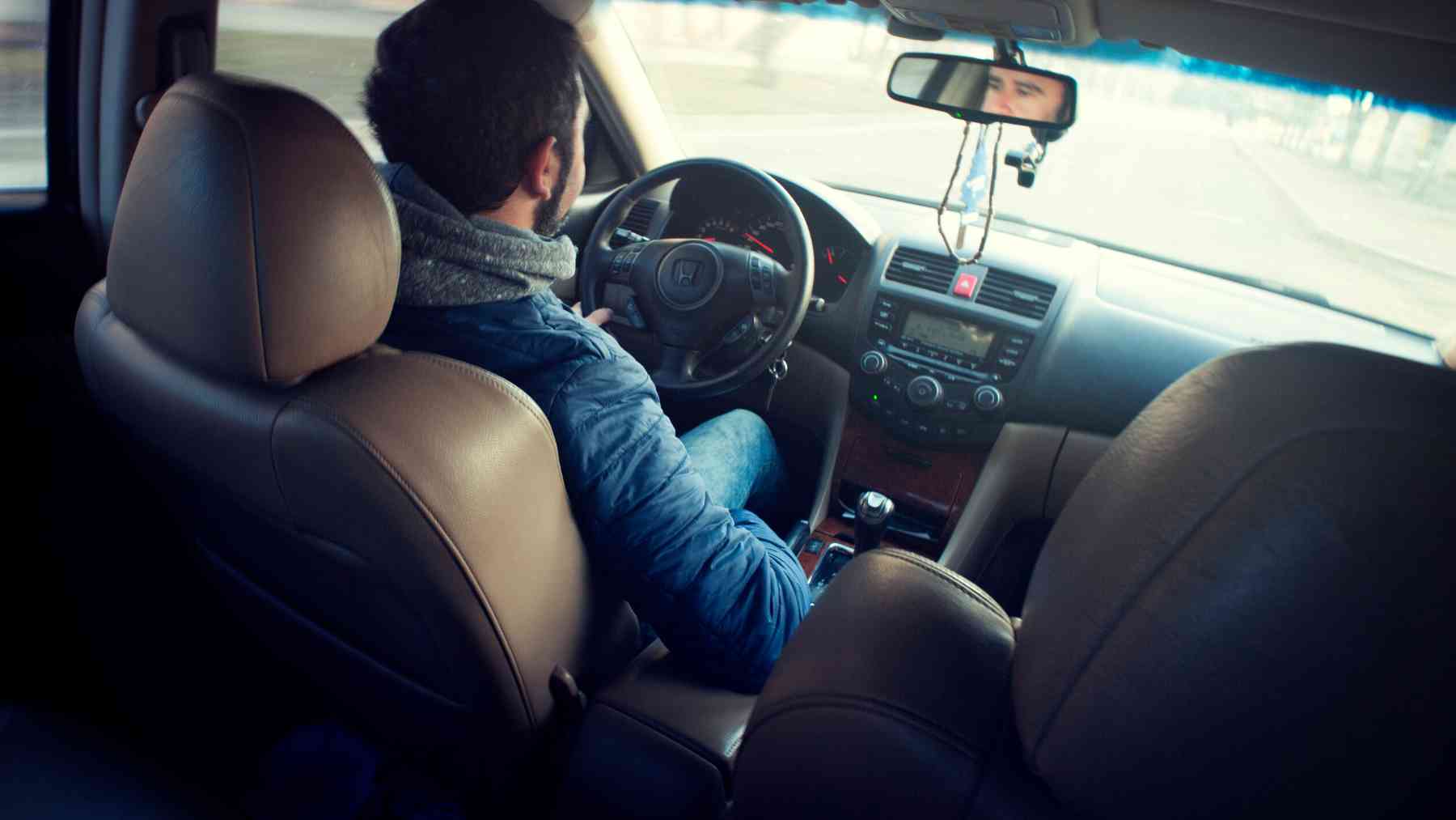 Un joven conduciendo.