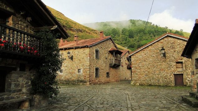 Pueblos más pintorescos de España, Bárcena Mayor, Cantabria, Turismo