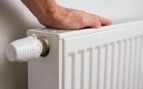 El sencillo truco de un fontanero para potenciar el calor de los radiadores y ahorrar en tu factura de la luz