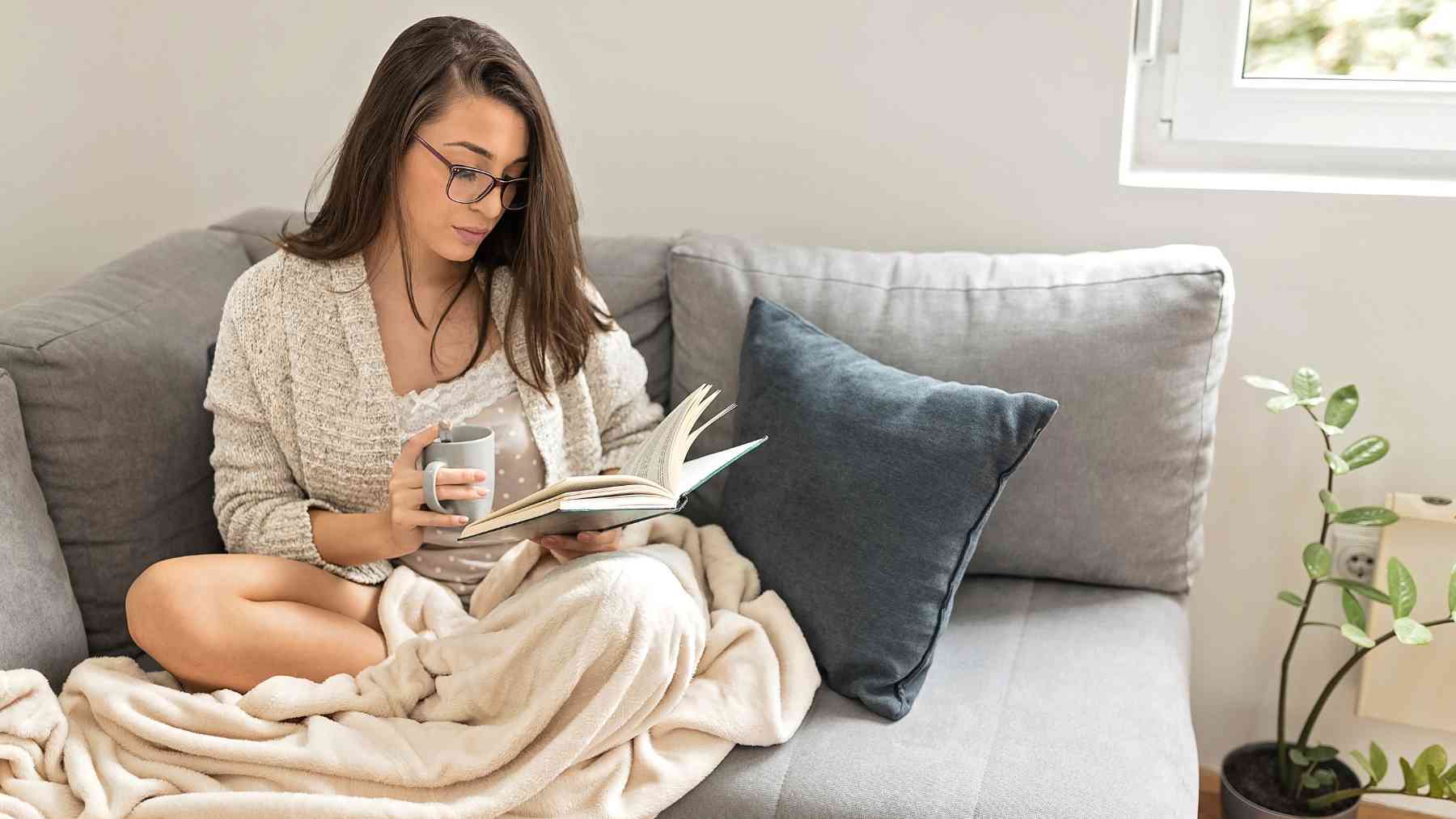 Una joven leyendo.