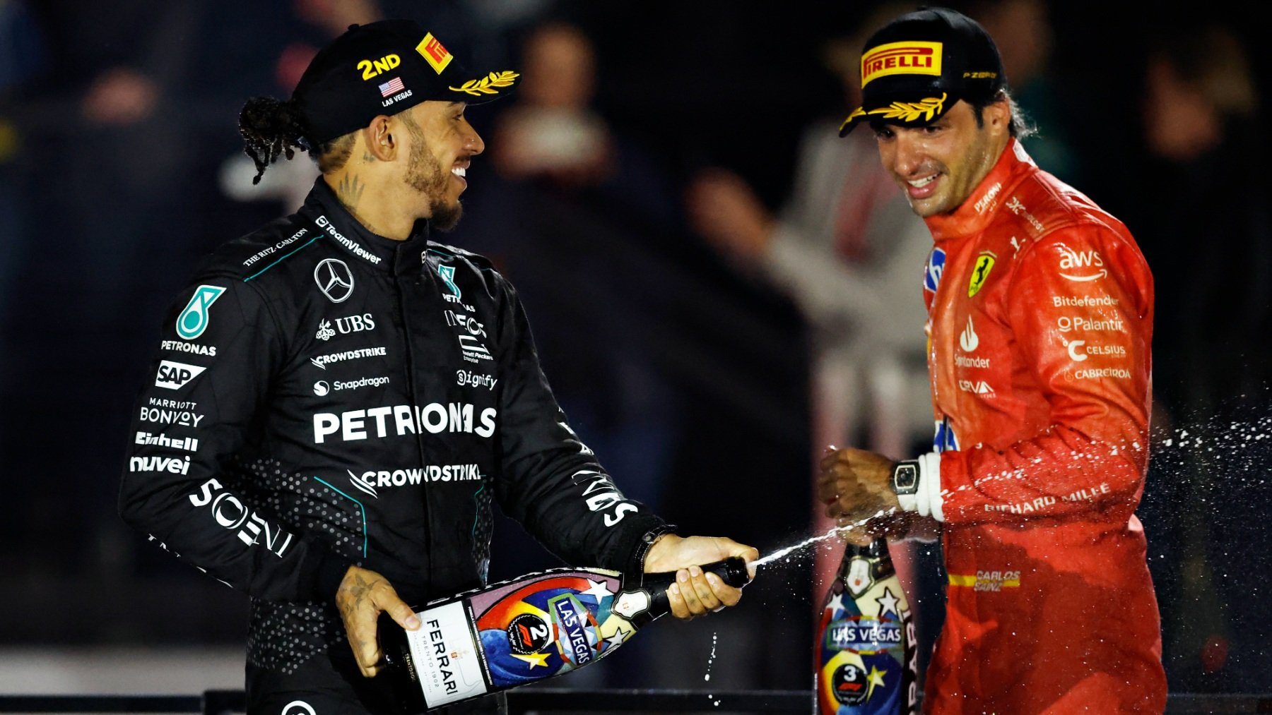 Carlos Sainz y Lewis Hamilton en el podio de Las Vegas 2023. (Getty)