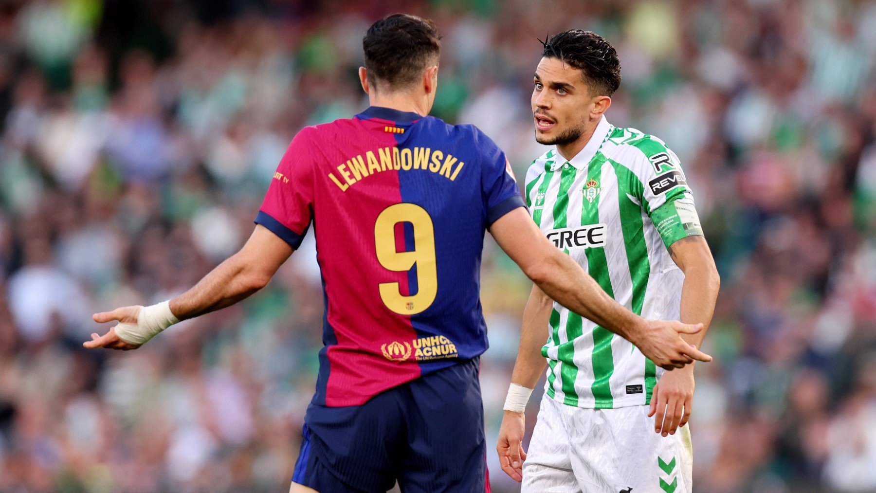 Lewandowski ante Bartra. (Getty)