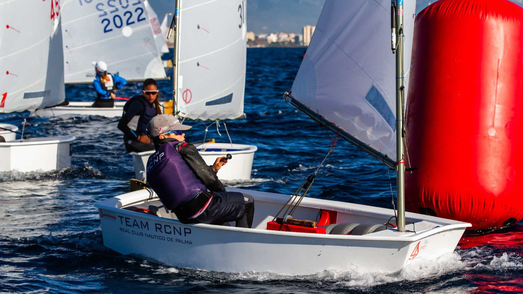 Jan Palou, líder del 73 Trofeo Ciutat de Palma con solo 11 años, durante la regata de hoy.