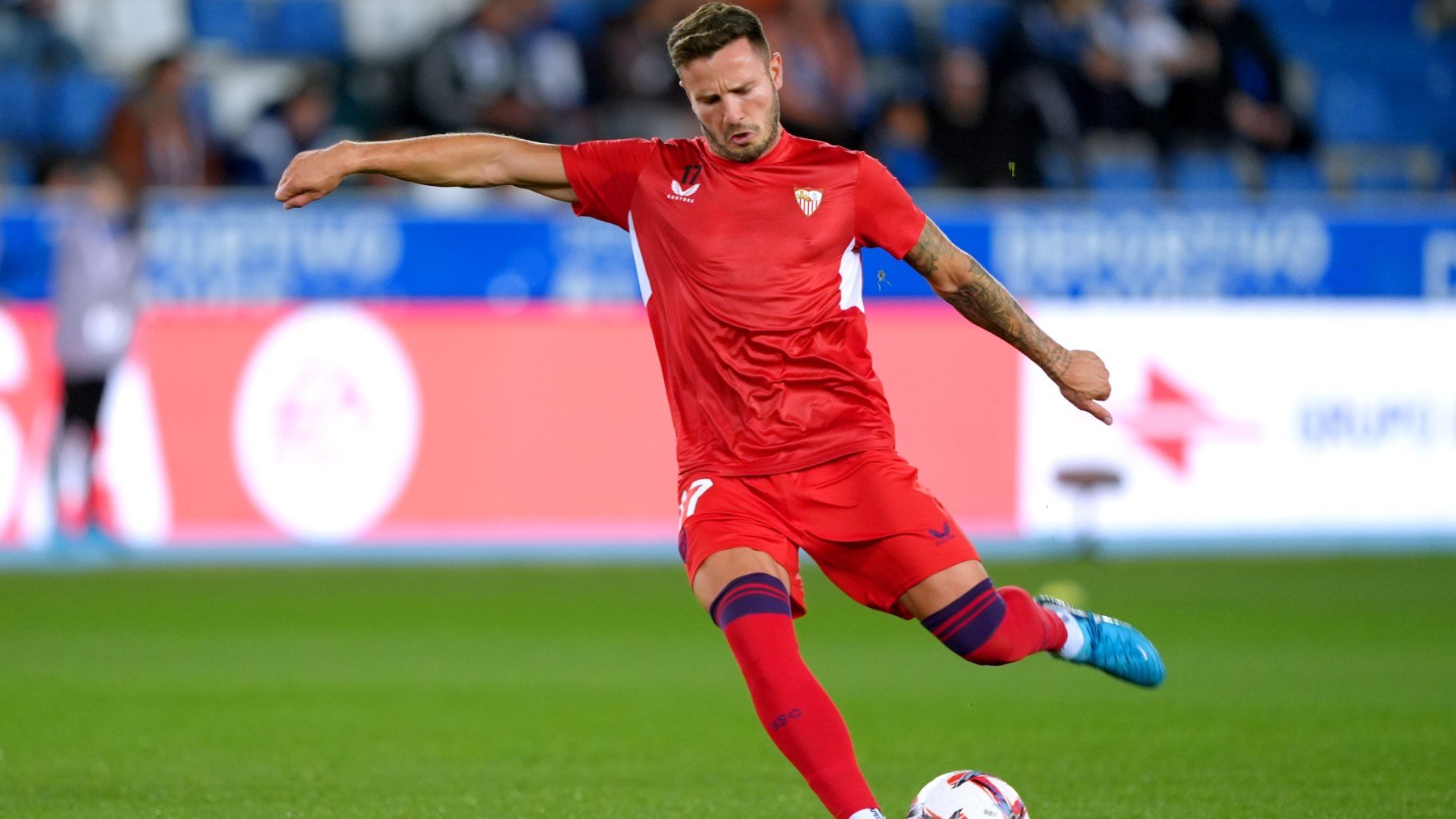 Saúl golpea al balón durante el partido entre Alavés y Sevilla. (Getty)