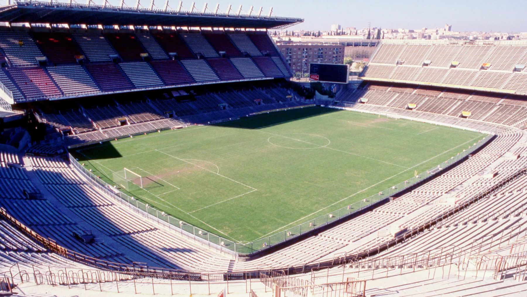 Imagen de archivo del estadio Vicente Calderón durante la década de los noventa. (Getty)