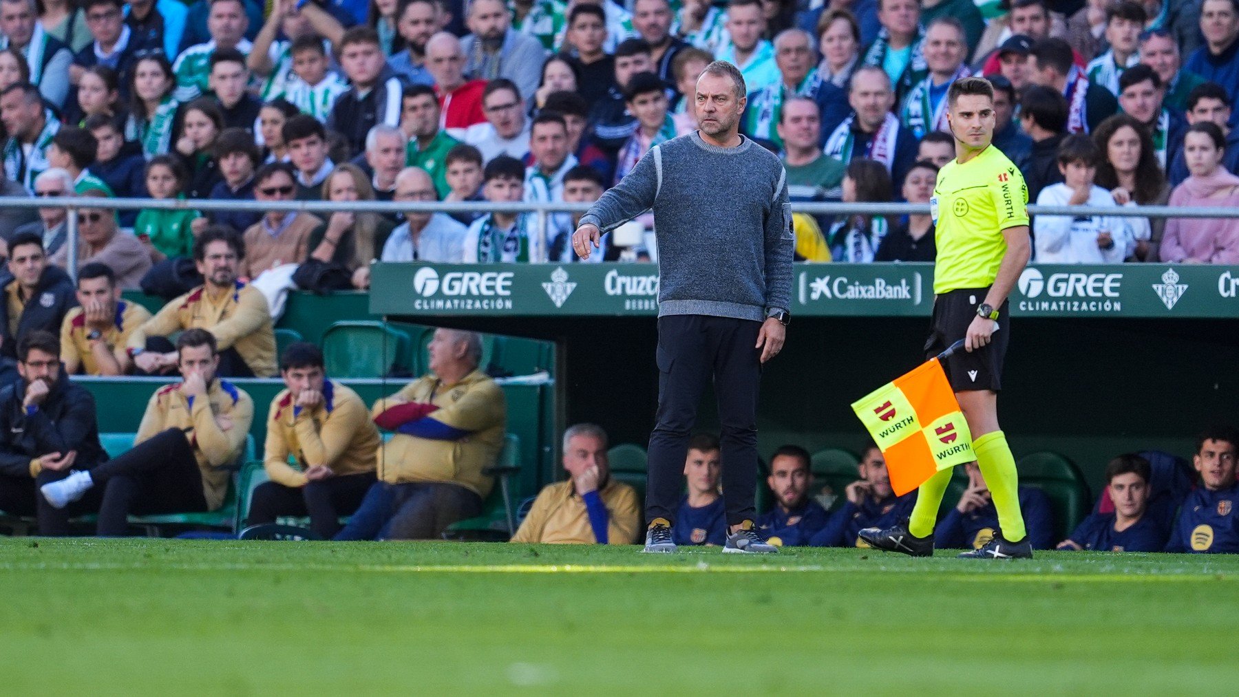 Flick, entrenador del Barça, en el Benito Villamarín. (EP)