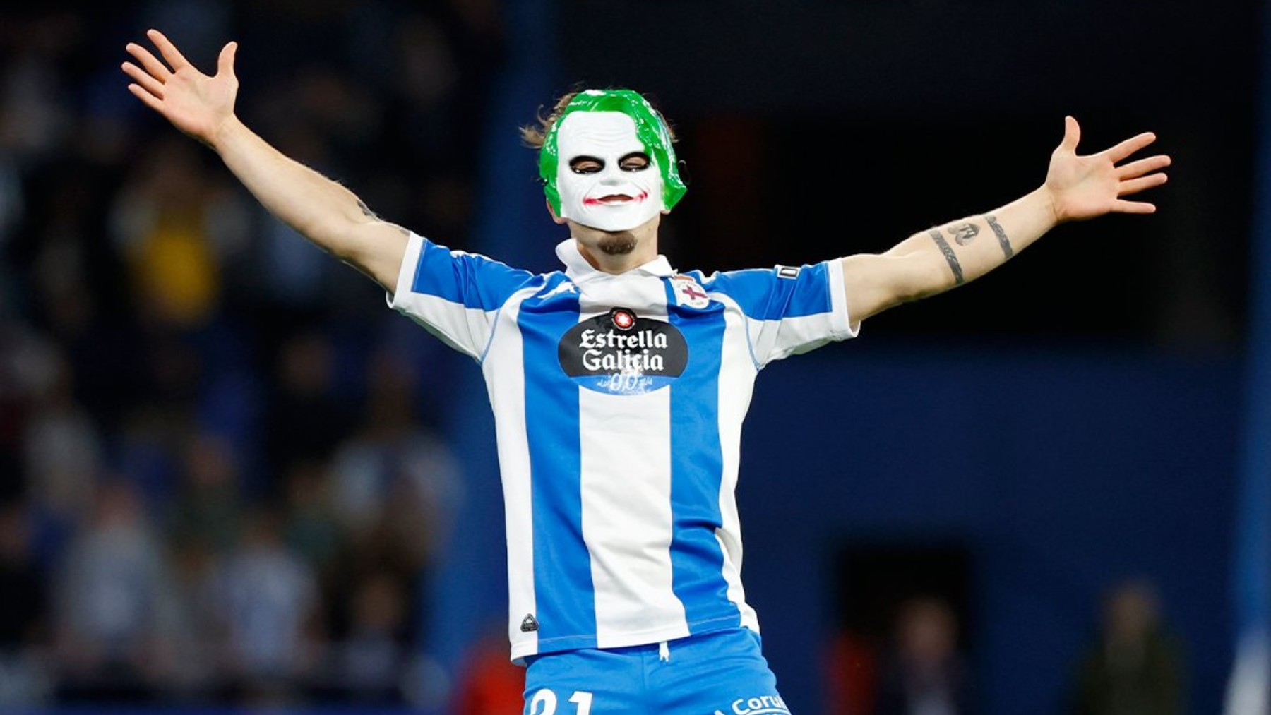 Mario Soriano, del Dépor, celebra su gol con la careta del Joker. (rcdeportivo)