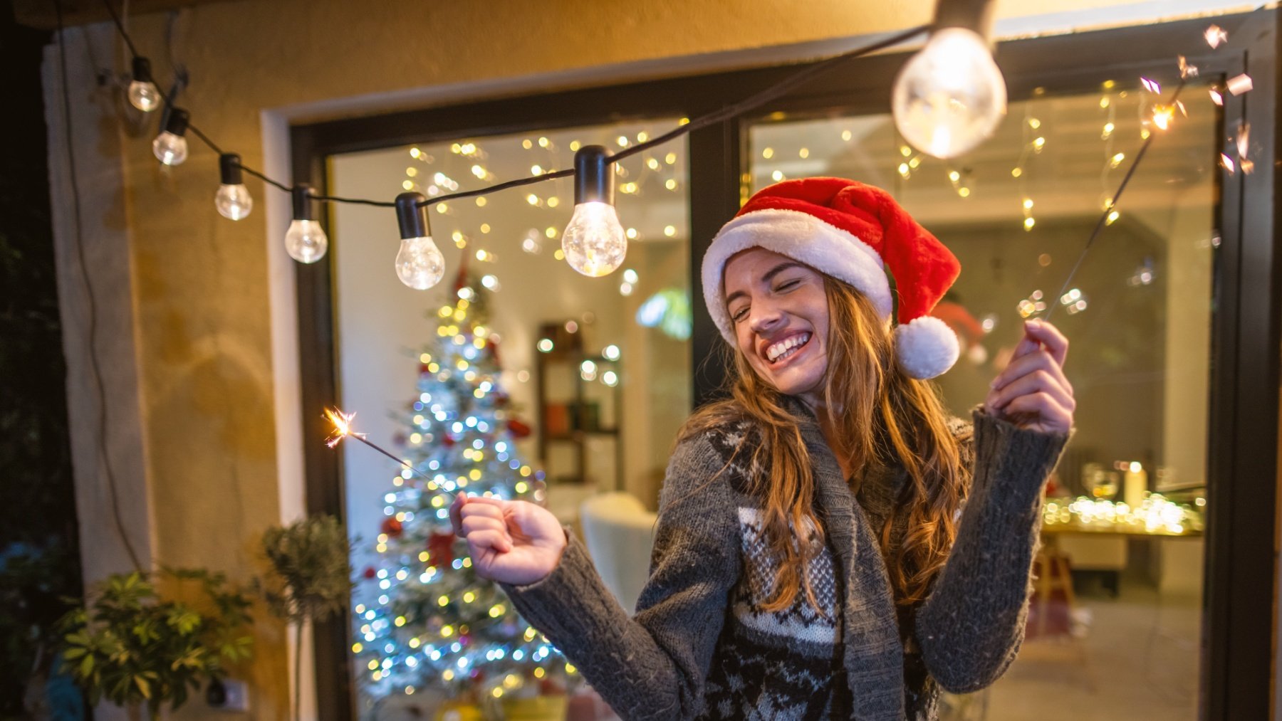 Una chica muestra su alegría en Navidad.