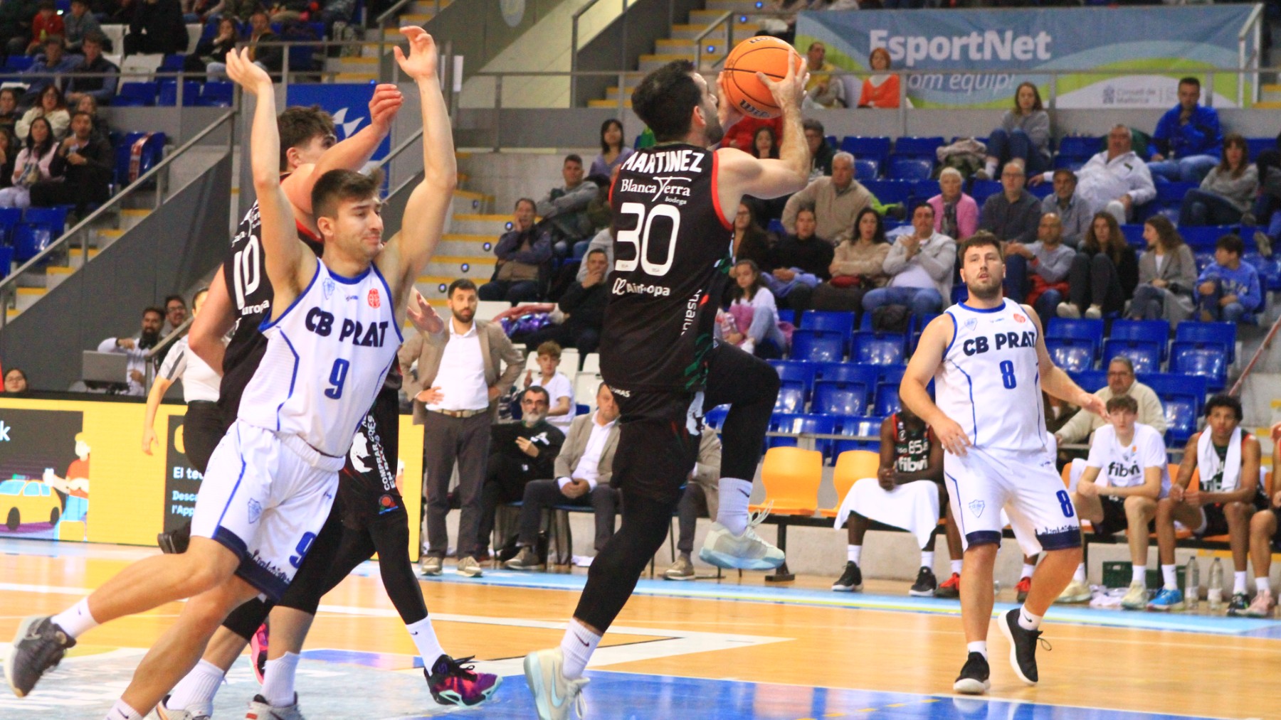 Jorge Martínez penetra a canasta durante el partido.