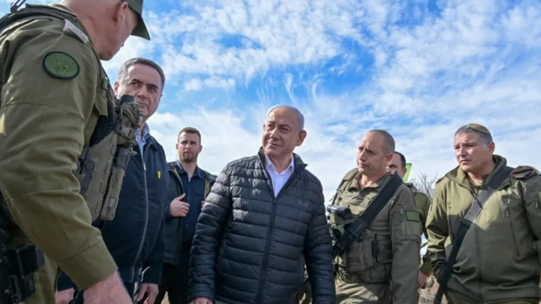 Netanyahu en una visita a las tropas israelíes desplegadas en los Altos del Golán, frente a la frontera con Siria. EFE