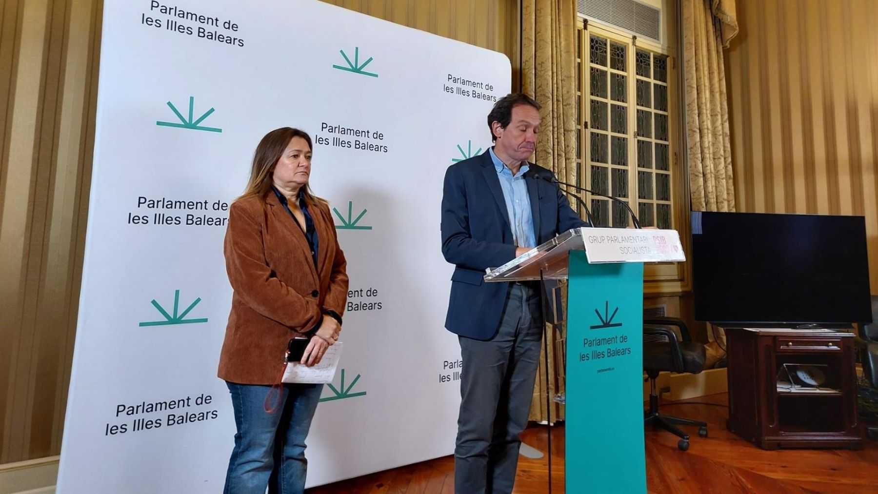 Marc Pons junto a Mercedes Garrido en el Parlament.