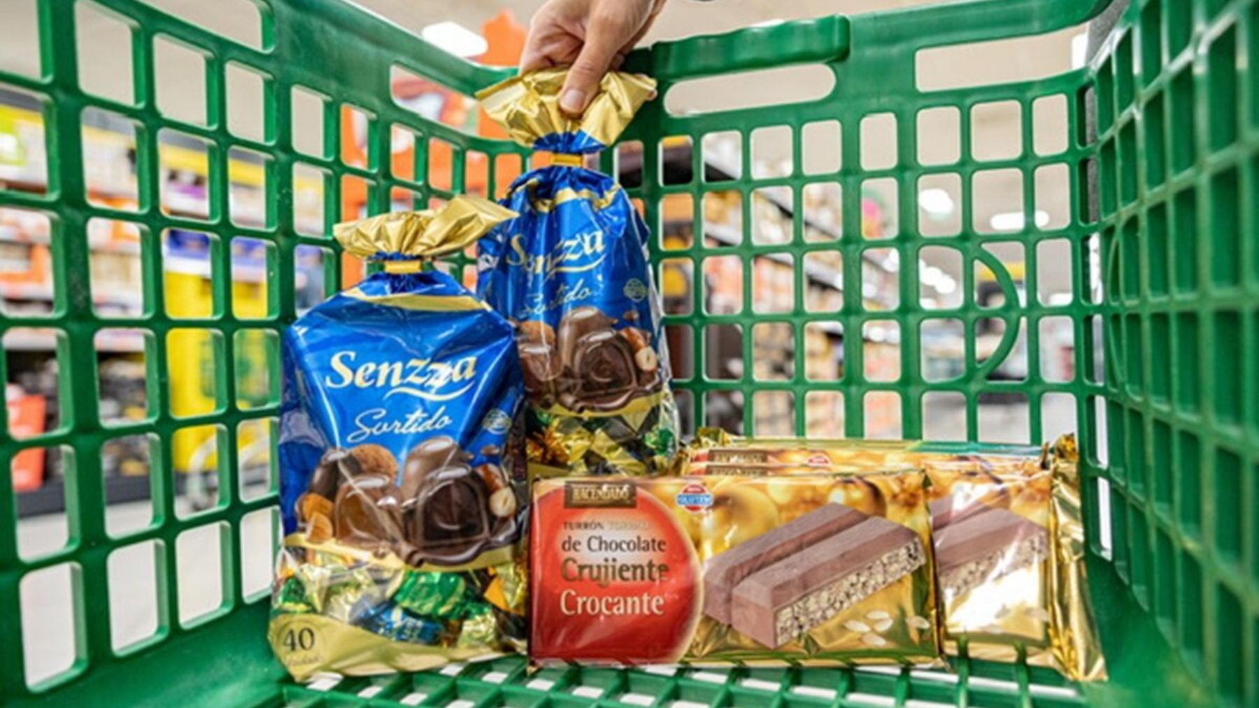 Dulces navideños en un carro de Mercadona.