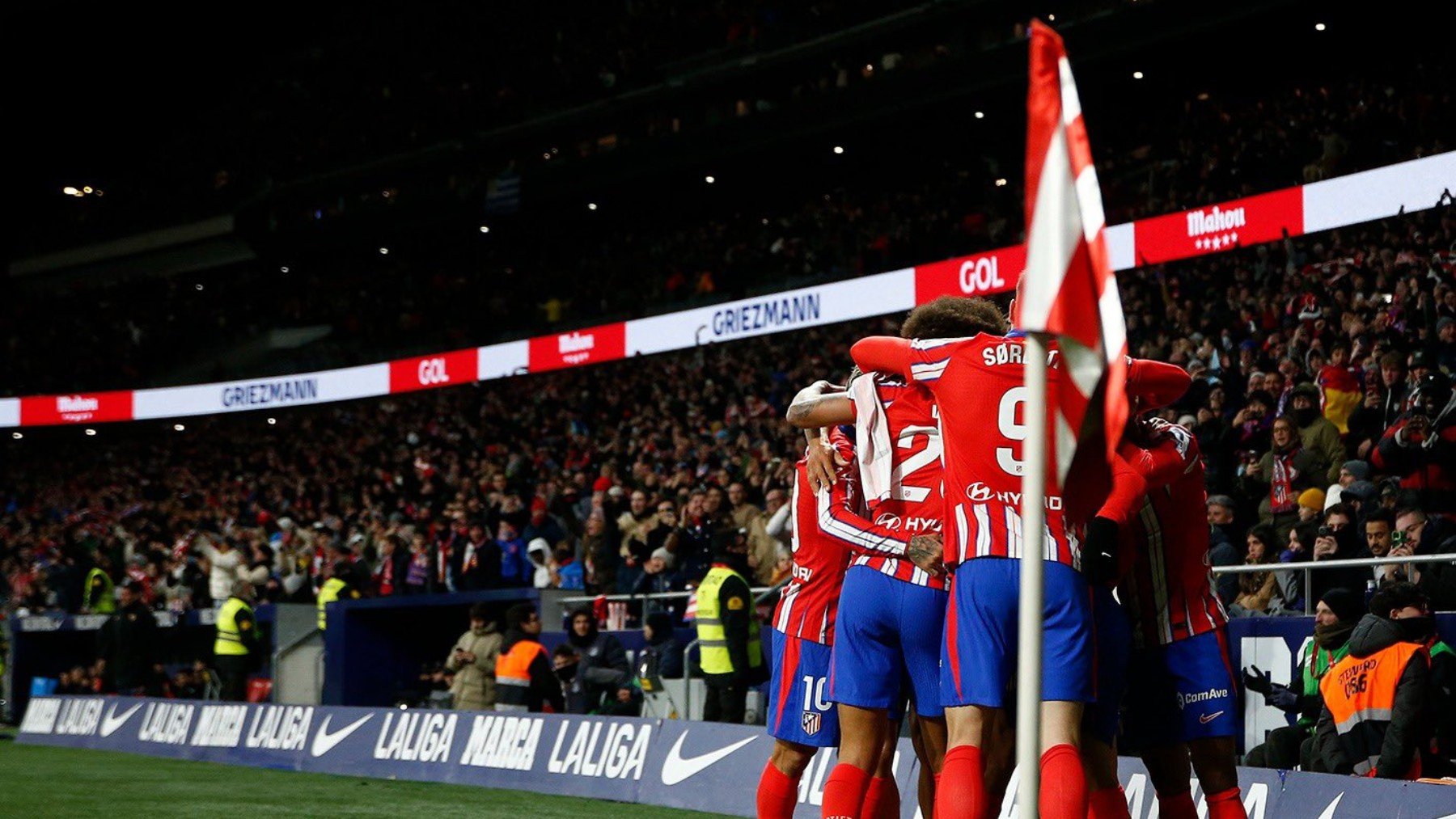 Los jugadores, celebrando la victoria ante el Sevilla.