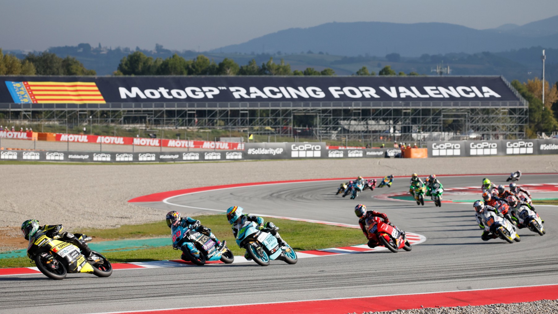 Imagen de la carrera de Moto3 durante el GP Solidario de Barcelona. (EFE)