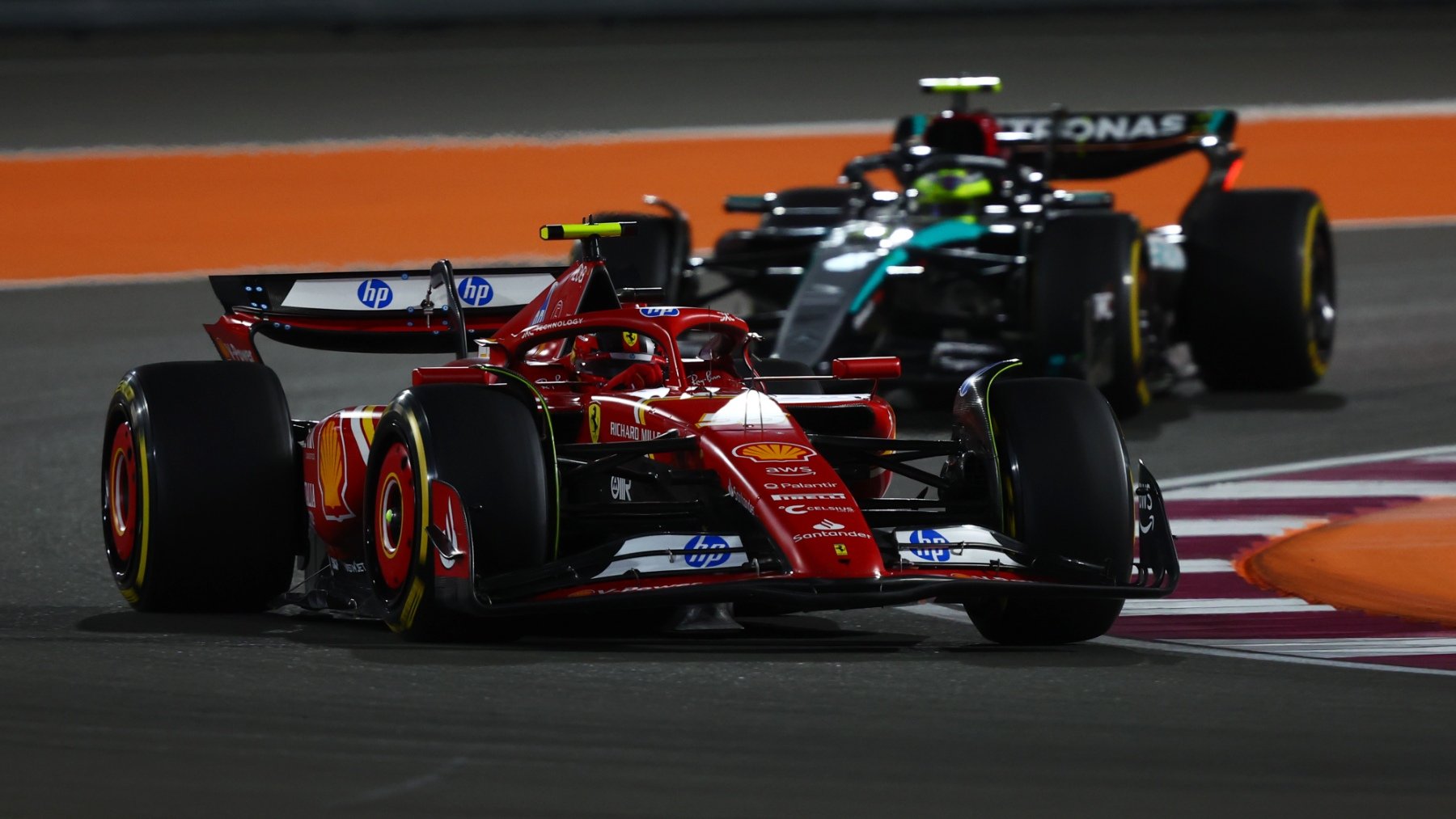 Carlos Sainz y Lewis Hamilton en Qatar. (Getty)