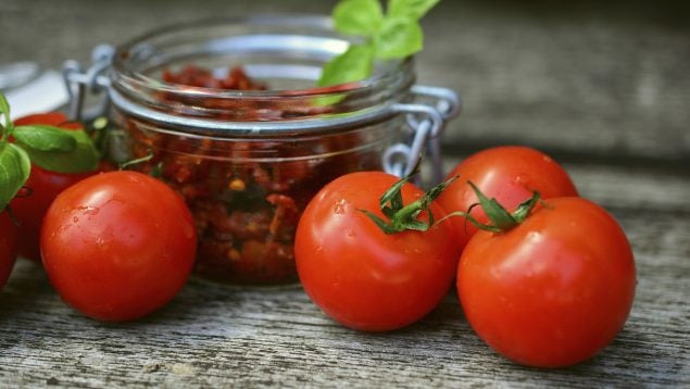 Pelar los tomates, Tomates enteros, salsa de tomate