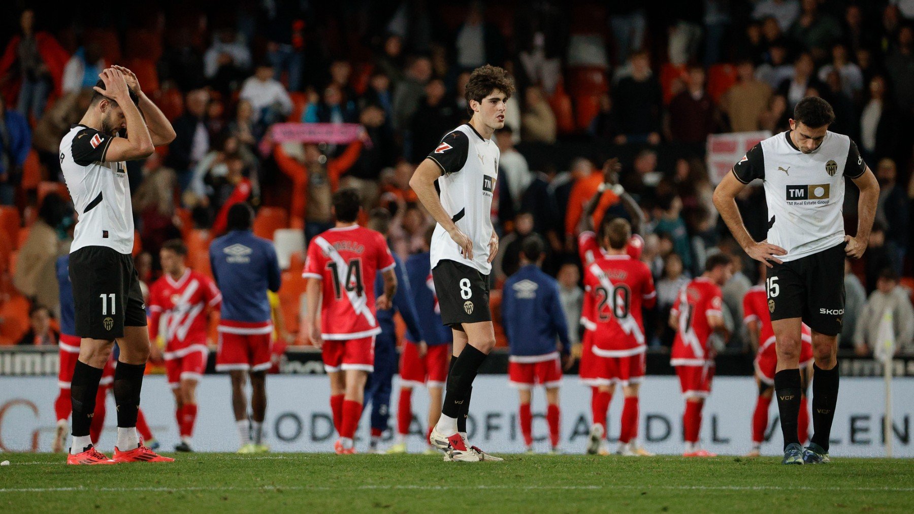 Los jugadores del Valencia se lamentan tras la derrota contra el Rayo en Mestalla. (EFE)