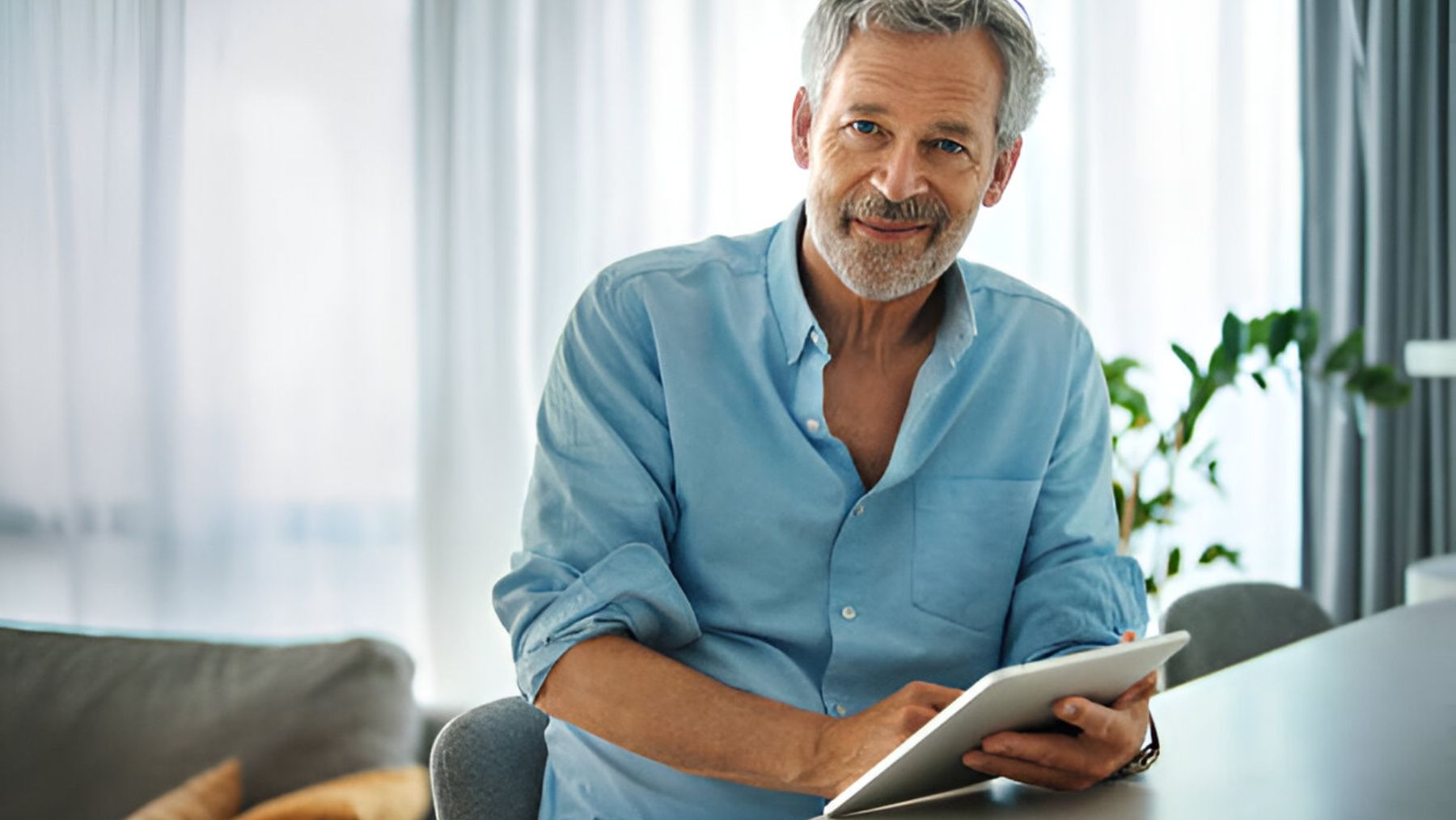 Hombre con su tablet.