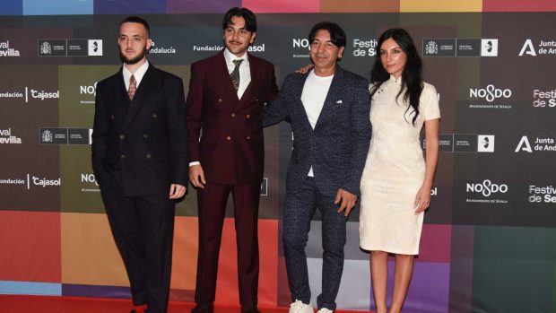 C. Tangana, Yerai Cortés y su pareja La Tania (a la derecha) durante el Festival de Cine Europeo de Sevilla (Foto: Gtres).