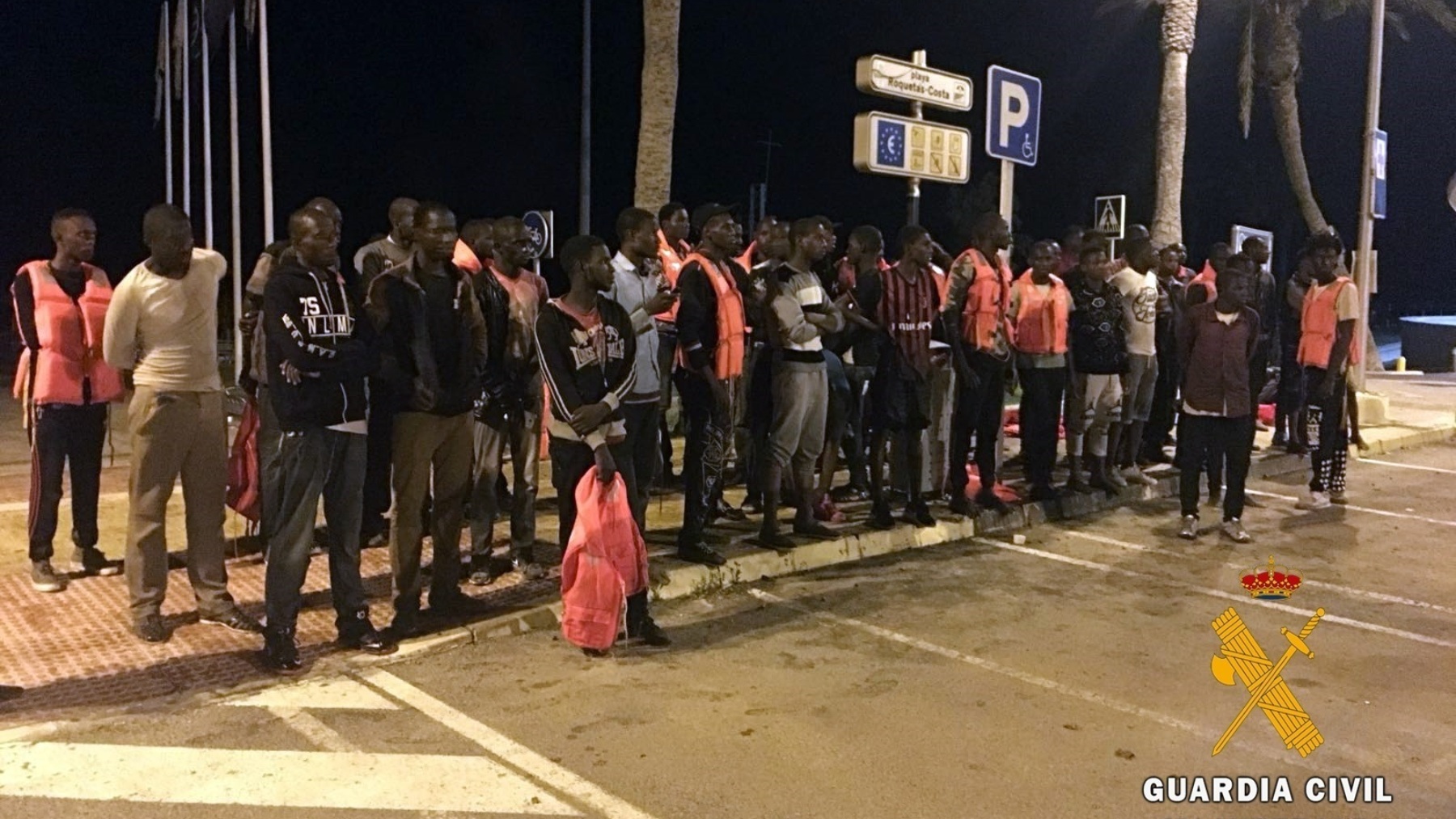 Inmigrantes ilegales recién llegados en patera a Roquetas.