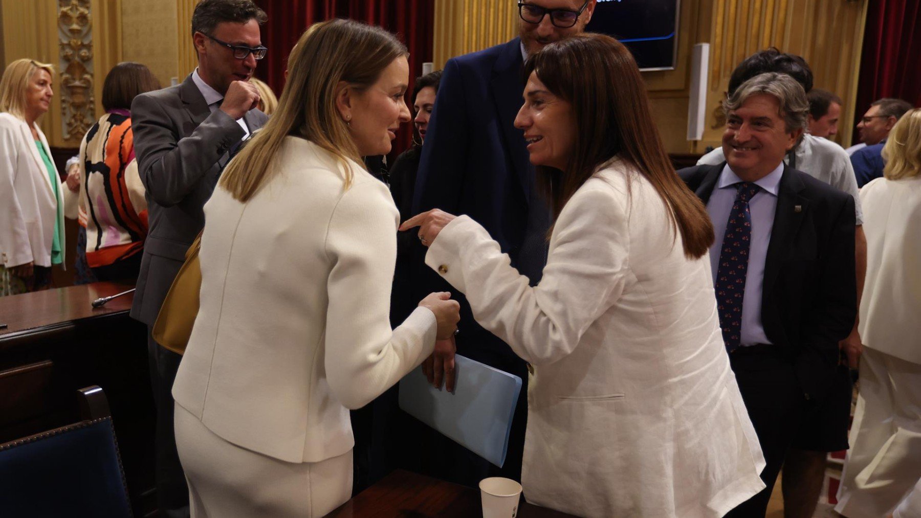 La presidenta del Govern, Marga Prohens, saluda a la portavoz de Vox en el Parlament, Manuela Cañadas.