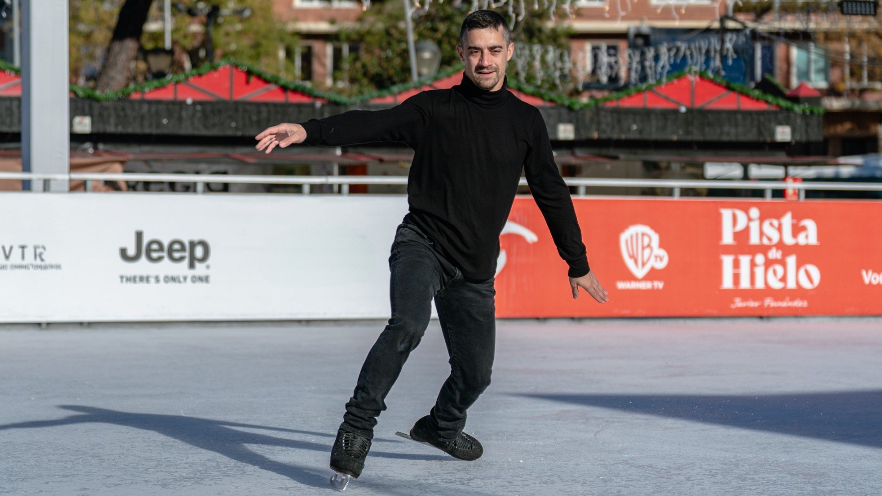 Javier Fernández patinando en la pista de hielo situada en la Plaza de Colón de Madrid. (JEEP)