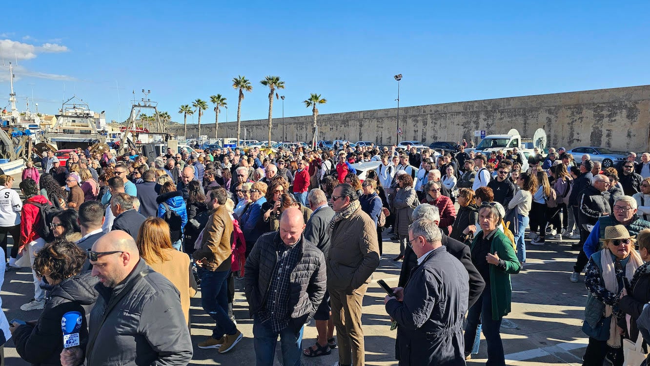 Concentración en el puerto pesquero de Villajoyosa, en Alicante, este martes.