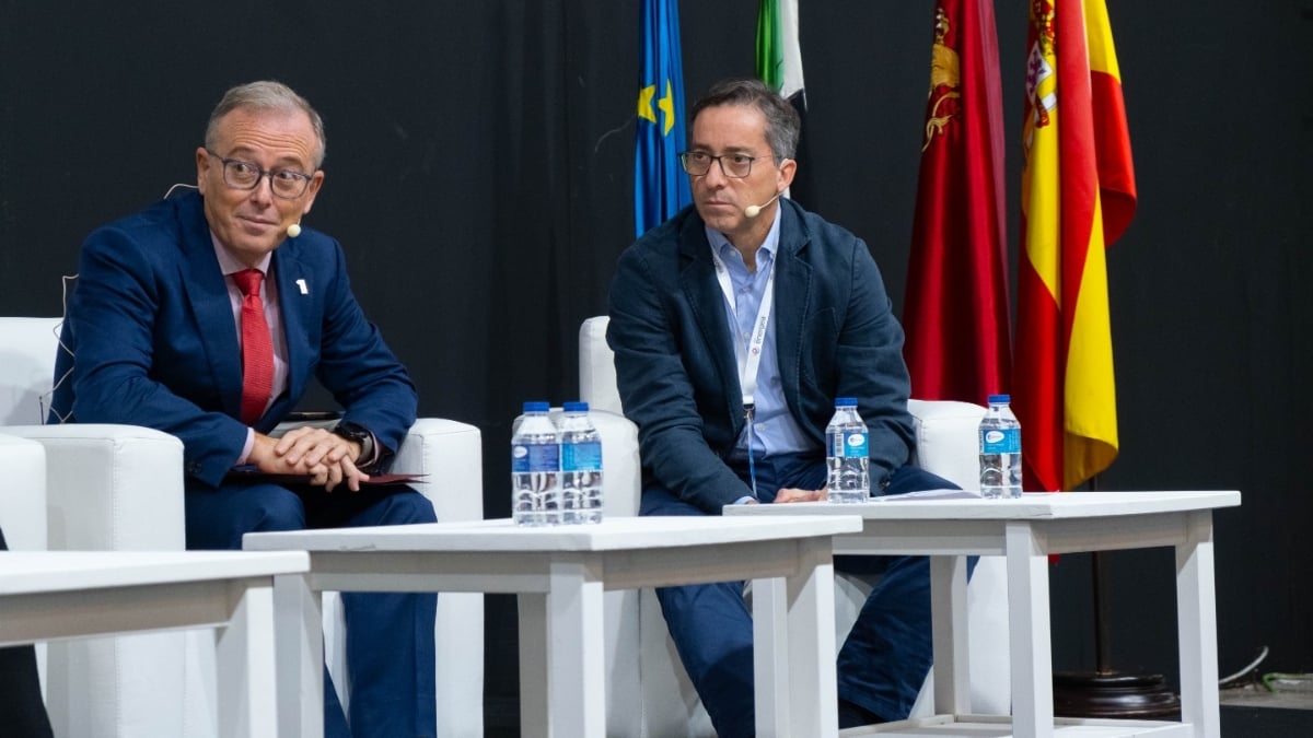 A la derecha, el Director General de DH2 Energy, Marcos López-Brea Baquero, en la mesa de Hidrógeno Verde que se celebró en la feria Expoenergea, en Badajoz