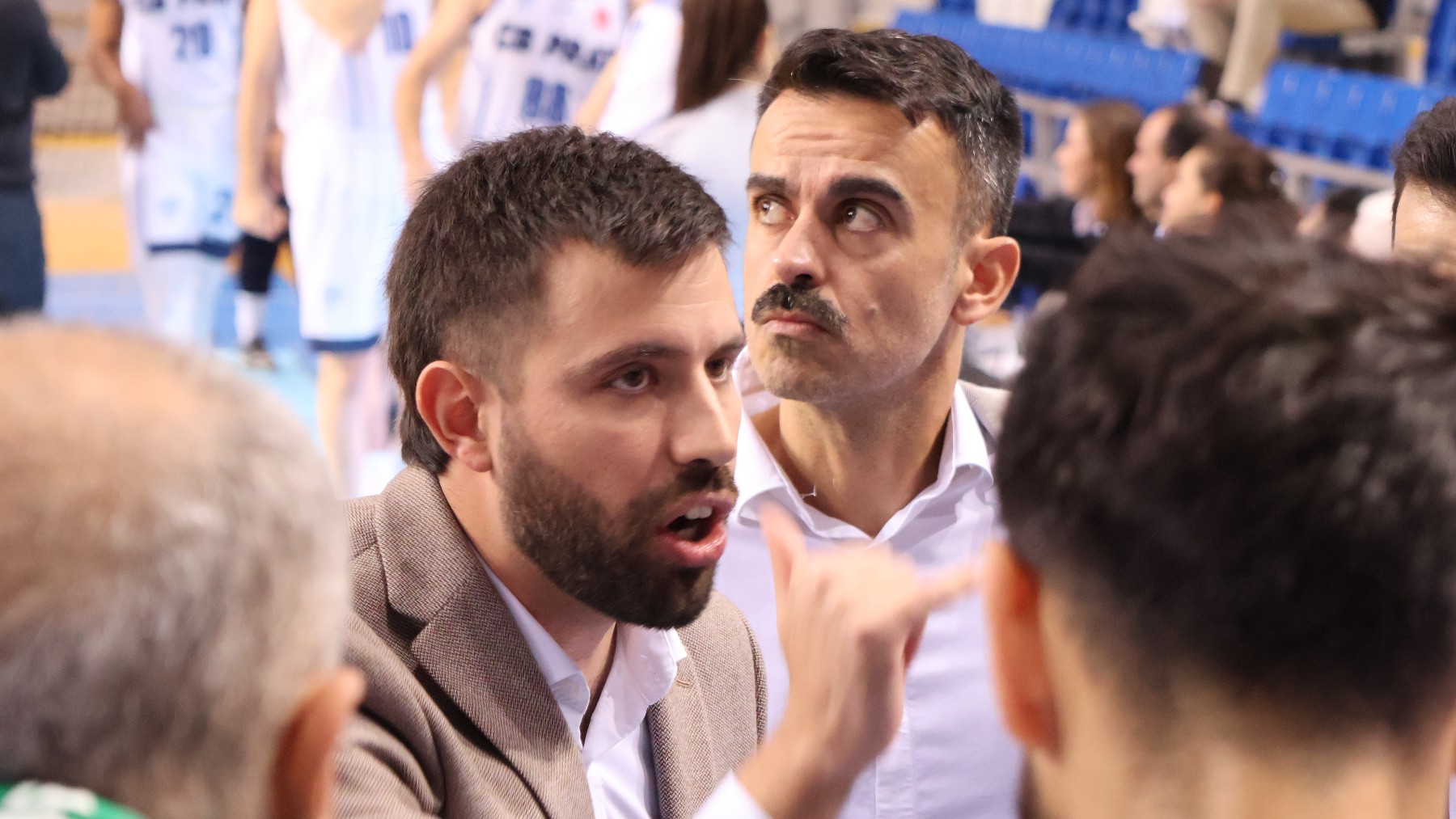 Pablo Cano, dando órdenes en el último partido.